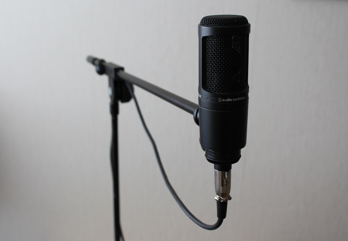 Laadukkaiden äänitysten varmistamiseksi on mikrofoni ehdottomasti sijoitettava telineeseen.