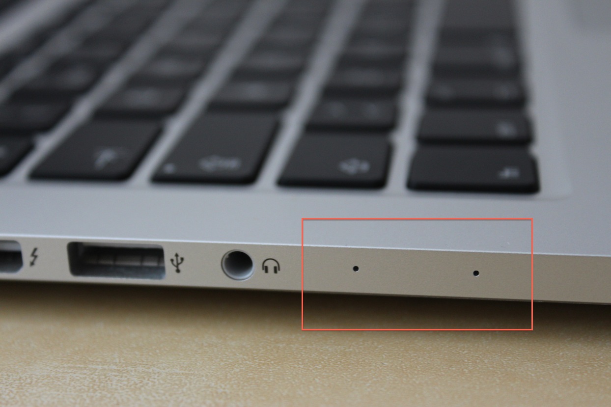MacBook Pro -tietokoneen sisäänrakennettu mikrofonipari riittää aivan alkuun, mutta ei juuri pidemmälle.